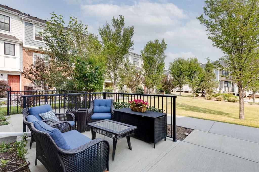 42 Sherwood Row NW, Calgary — photo 4 of 43