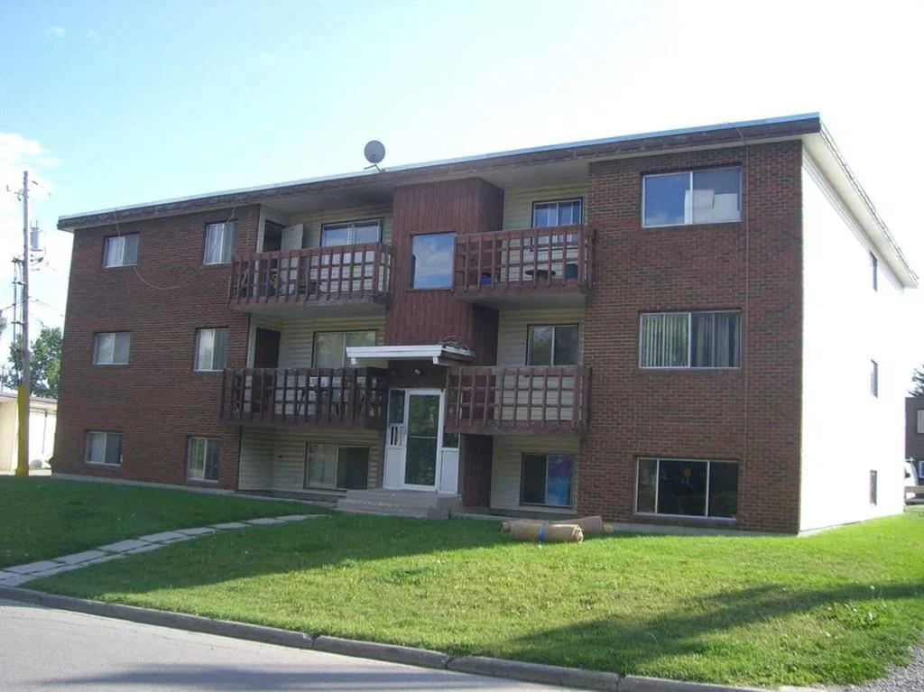 733 44 Avenue NW, Calgary — main listing photo