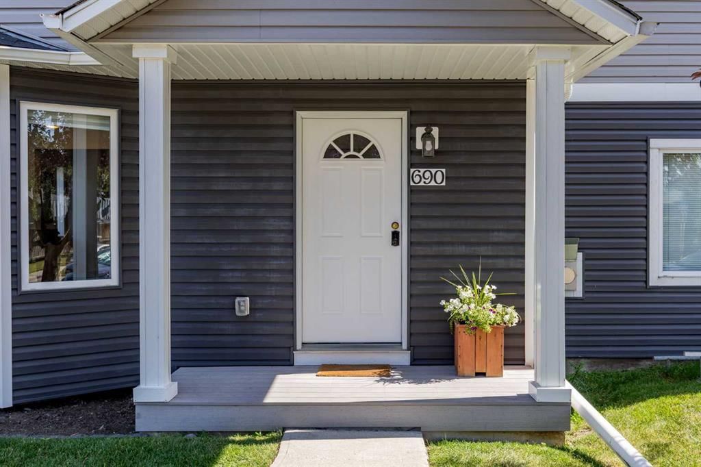 690 Regal Park NE, Calgary — photo 3 of 45