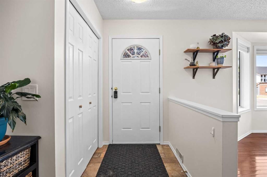 690 Regal Park NE, Calgary — photo 4 of 45