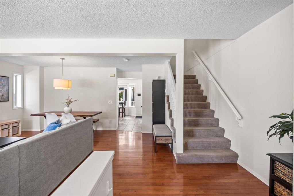 690 Regal Park NE, Calgary — photo 5 of 45