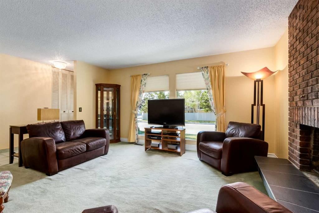 2512 106 Avenue SW, Calgary — photo 4 of 34