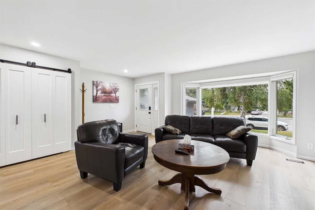 44 Woodbrook Place SW, Calgary — photo 4 of 41