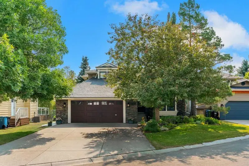 35 Strasbourg Bay SW, Calgary — main listing photo