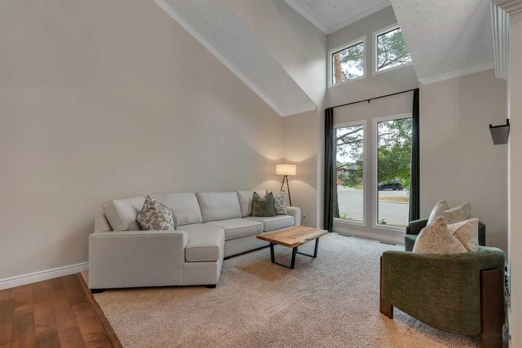 35 Strasbourg Bay SW, Calgary — photo 2 of 50