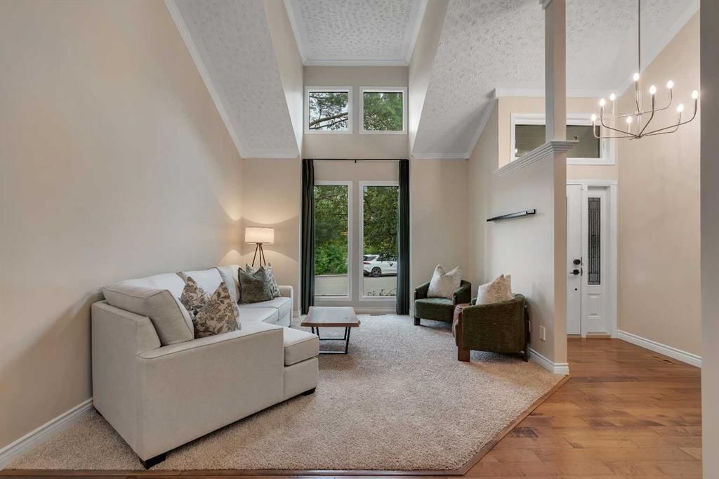 35 Strasbourg Bay SW, Calgary — photo 3 of 50