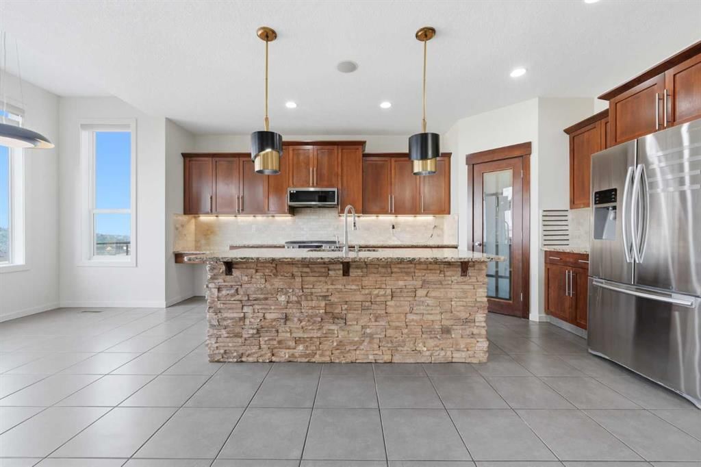 195 St Moritz Terrace SW, Calgary — photo 4 of 48
