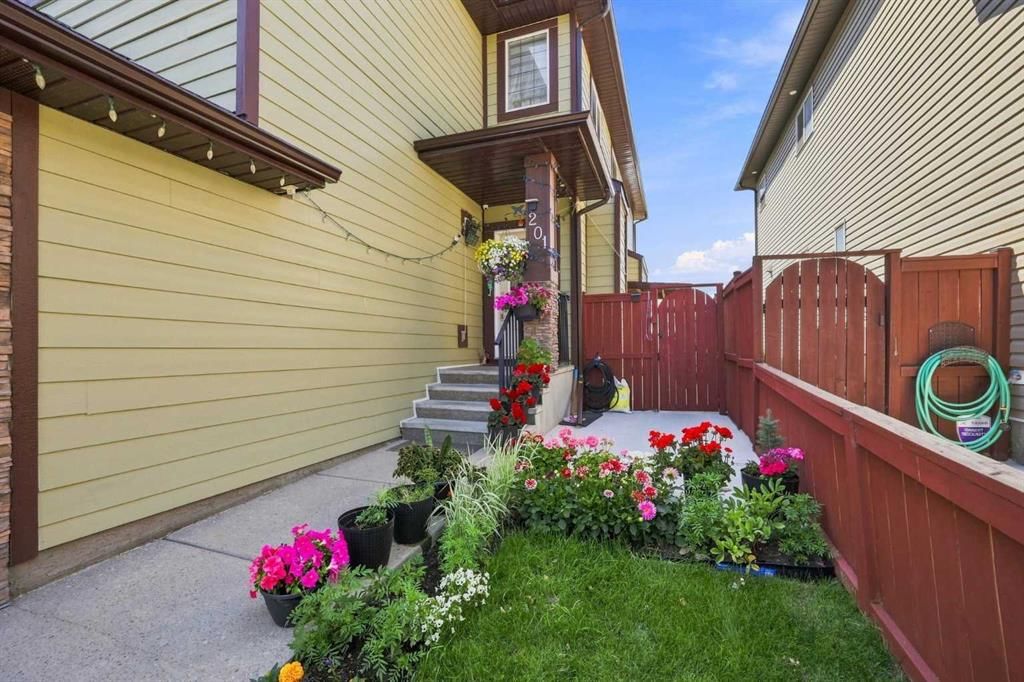 201 Saddlelake Drive NE, Calgary — photo 3 of 48