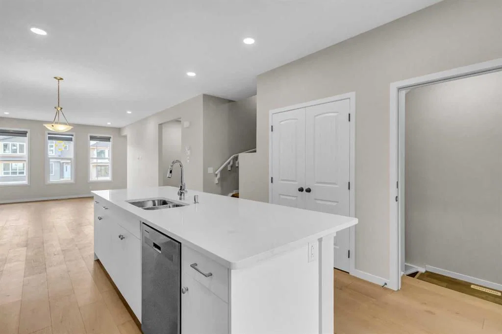 249 Aquila Drive NW, Calgary — photo 2 of 23