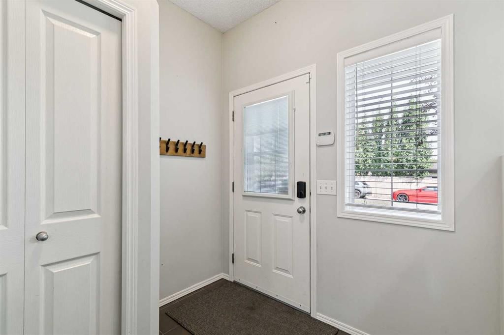 208 Everridge Way SW, Calgary — photo 4 of 36