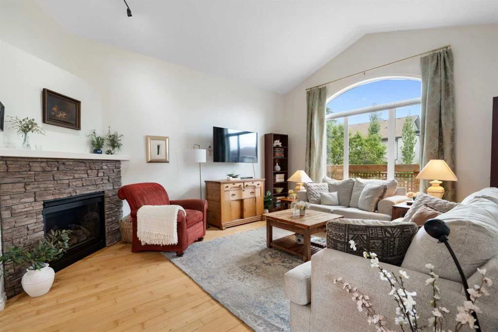 19 Rockmont Court NW, Calgary — main listing photo