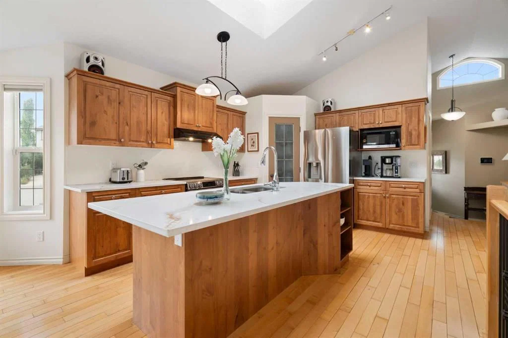 19 Rockmont Court NW, Calgary — photo 3 of 48