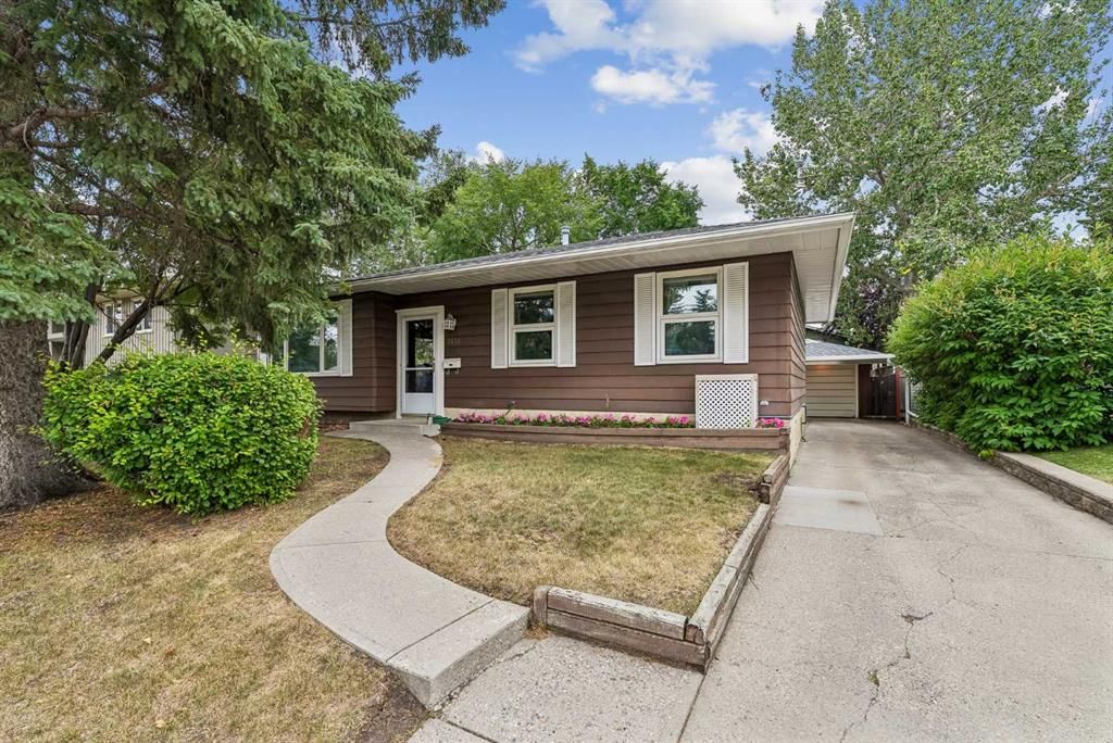 3131 Oakwood Drive SW, Calgary — photo 2 of 25