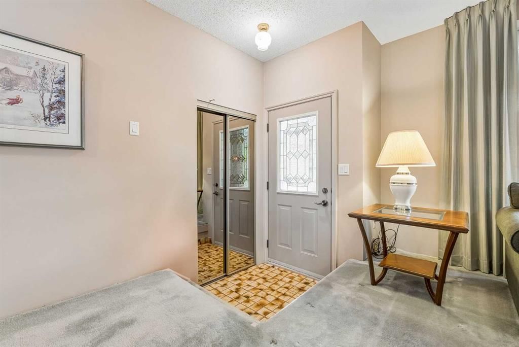 3131 Oakwood Drive SW, Calgary — photo 3 of 25