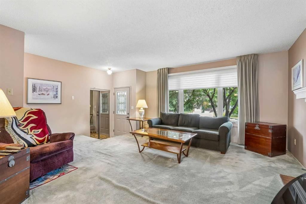 3131 Oakwood Drive SW, Calgary — photo 5 of 25