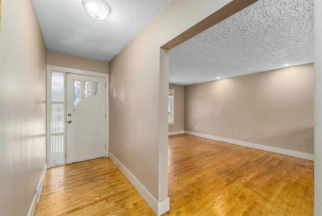 3042 28 Street SW, Calgary — photo 4 of 23