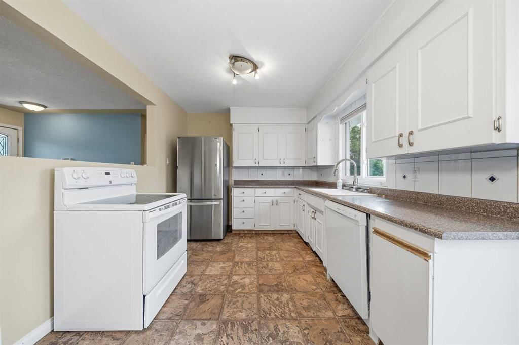 4511 41 Avenue SW, Calgary — photo 3 of 47
