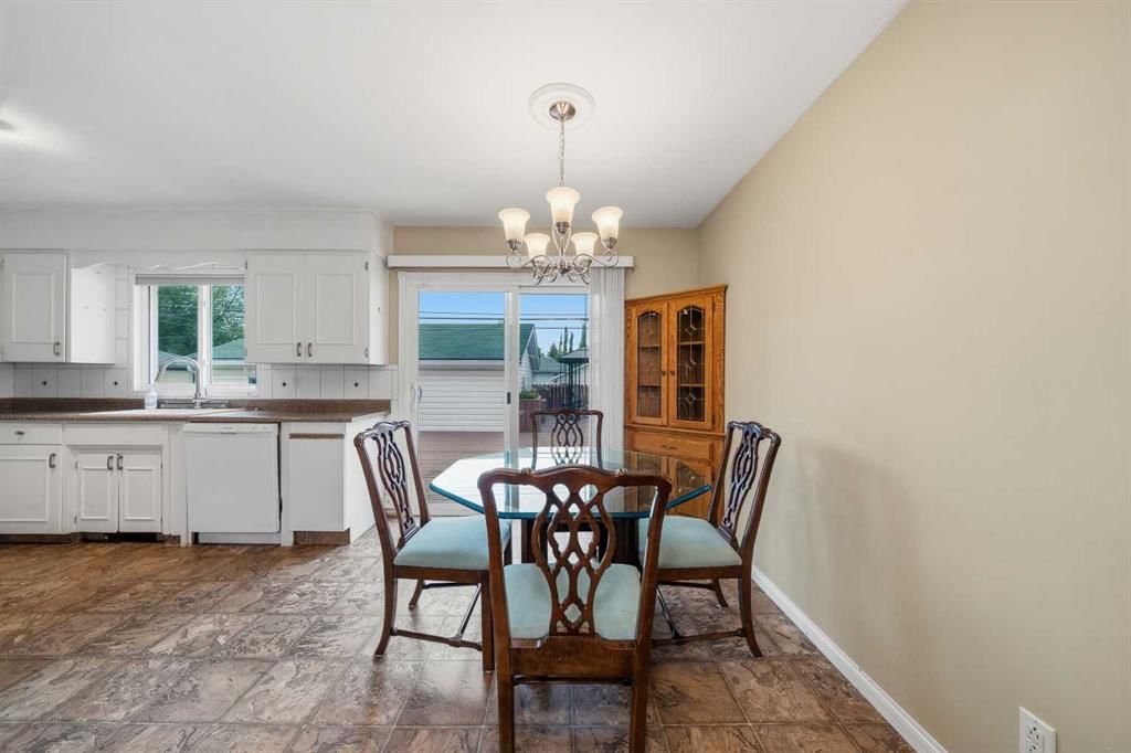 4511 41 Avenue SW, Calgary — photo 4 of 47