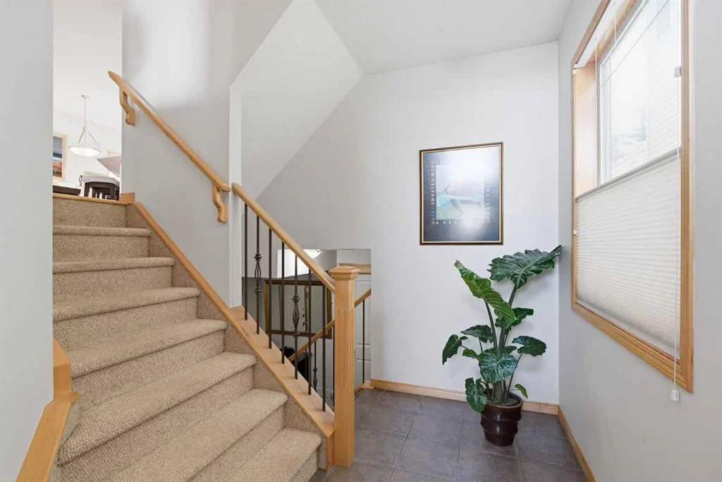 54 Rockyledge Rise NW, Calgary — photo 4 of 44