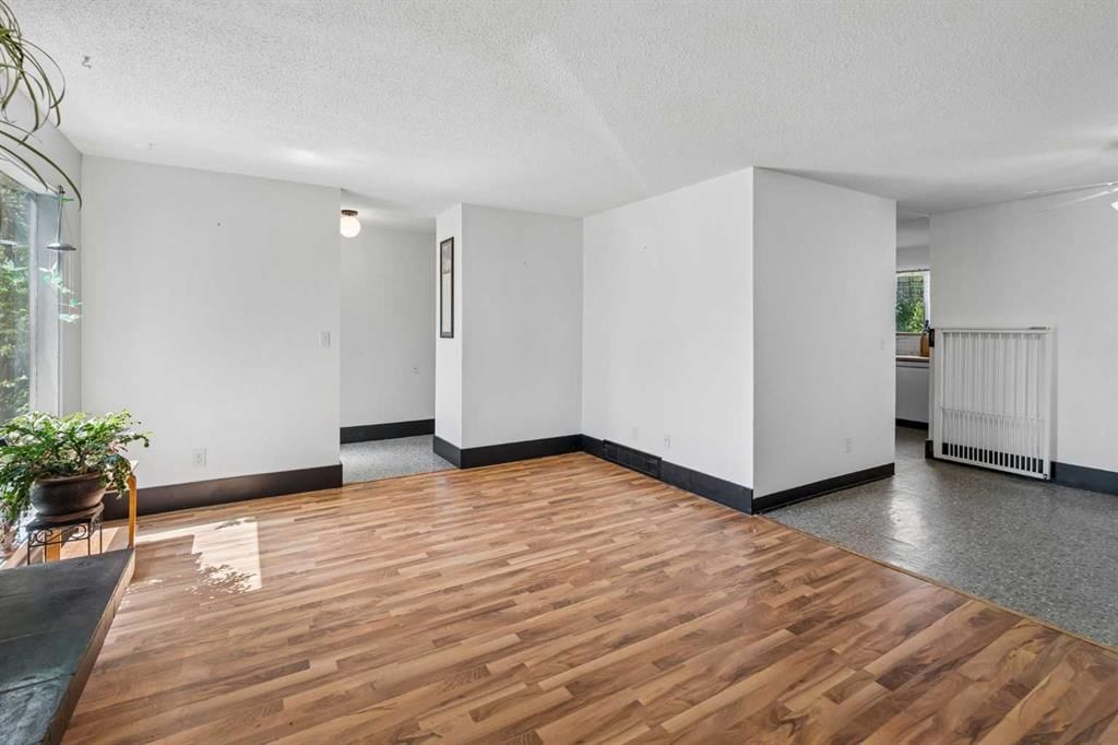 2524 106 Avenue SW, Calgary — photo 5 of 21