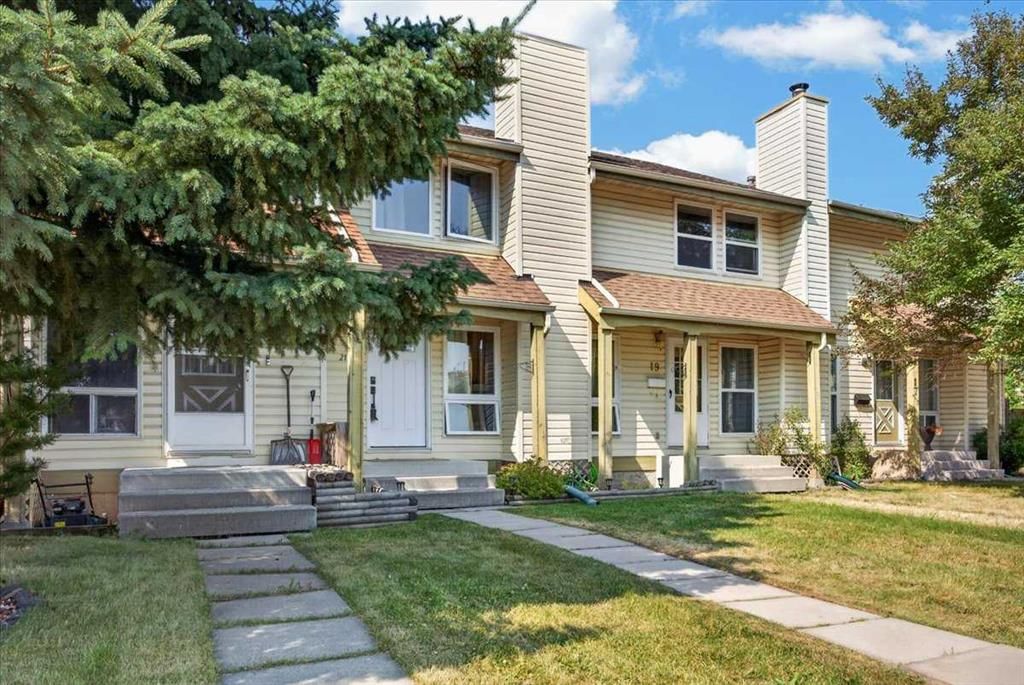 21 Woodhill Court SW, Calgary — photo 2 of 38