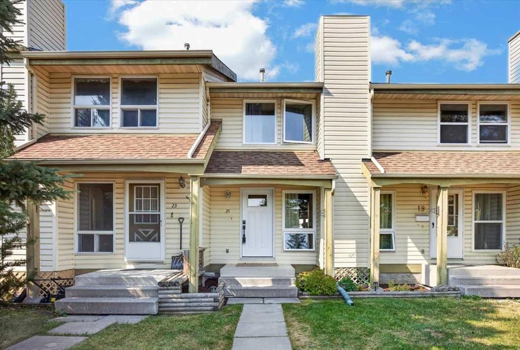 21 Woodhill Court SW, Calgary — photo 3 of 38
