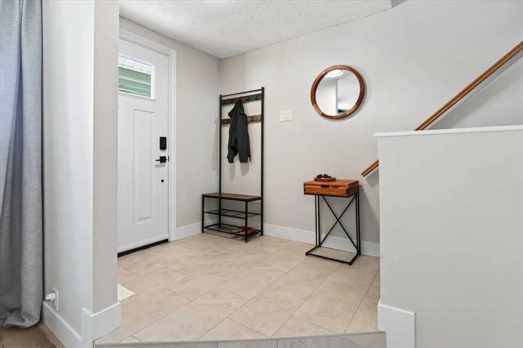 21 Woodhill Court SW, Calgary — photo 4 of 38