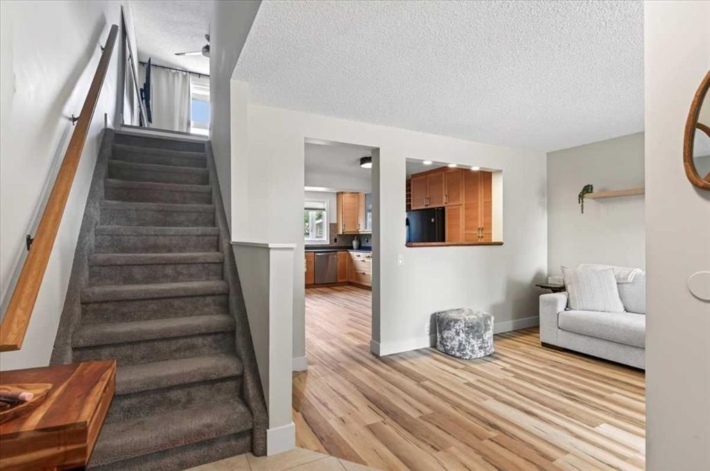 21 Woodhill Court SW, Calgary — photo 5 of 38