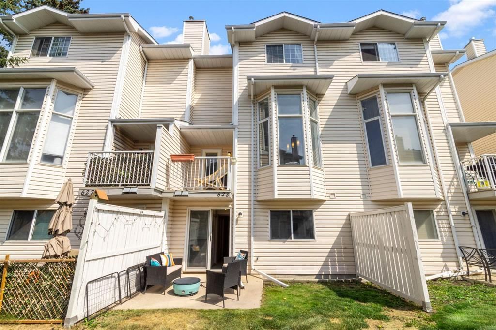 623 Hawkstone Manor NW, Calgary — photo 4 of 39