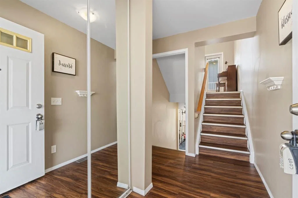 623 Hawkstone Manor NW, Calgary — photo 5 of 39