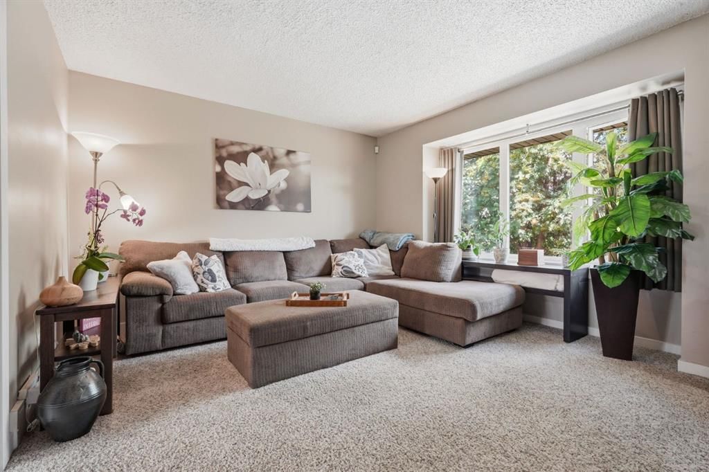1037 Regal Crescent NE, Calgary — photo 4 of 34