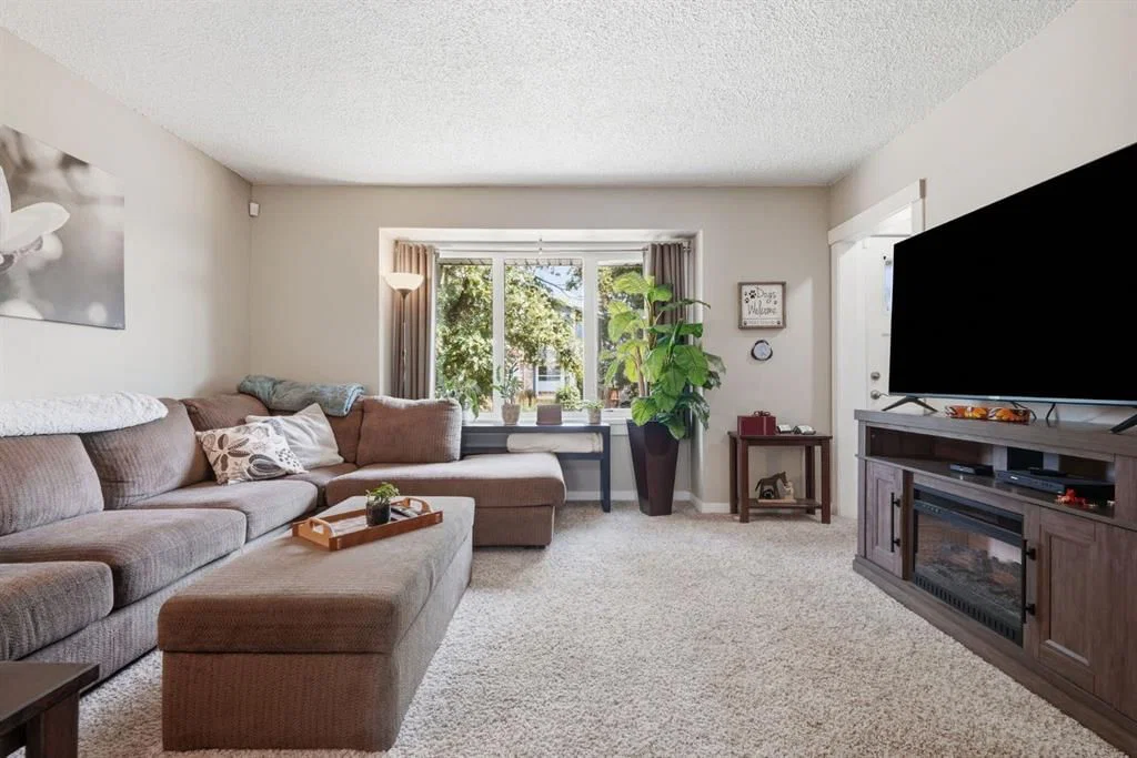 1037 Regal Crescent NE, Calgary — photo 5 of 34