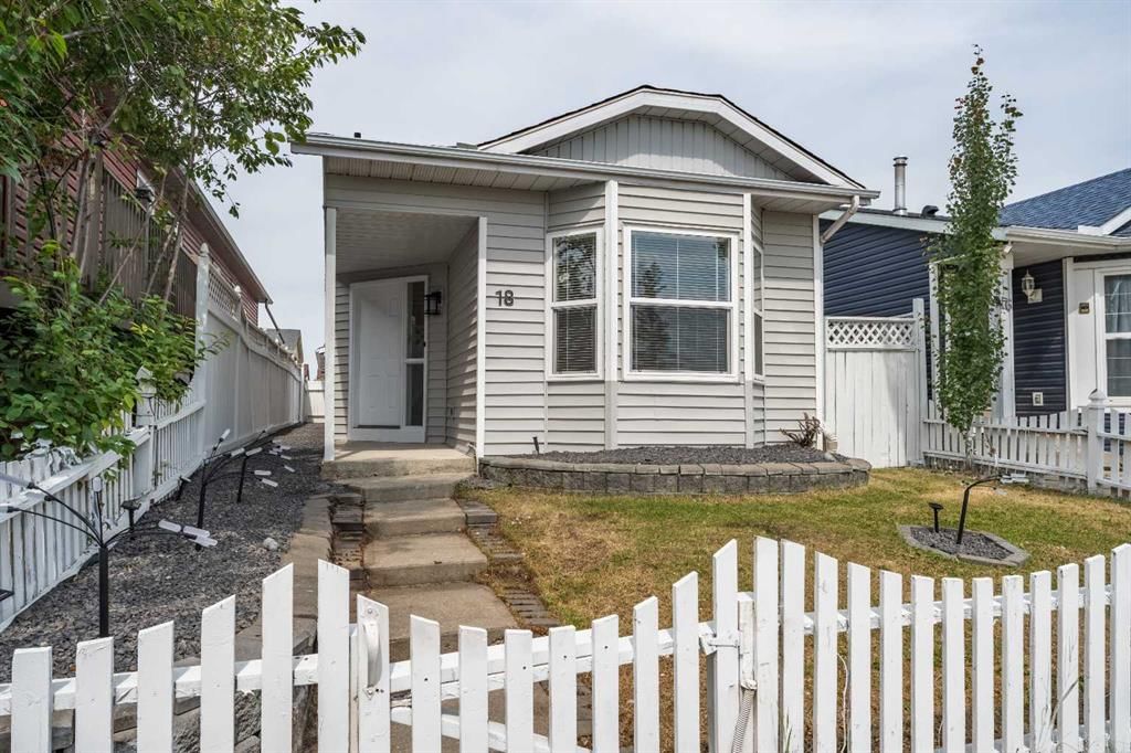 18 Falmere Way NE, Calgary — photo 2 of 39