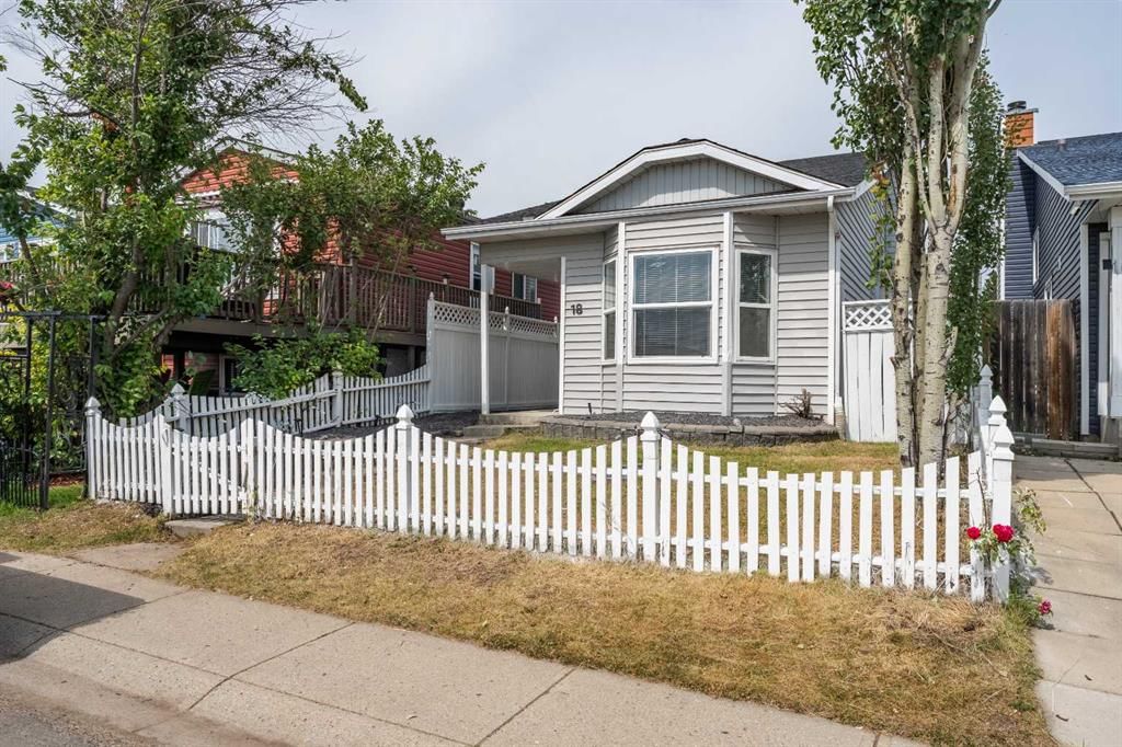 18 Falmere Way NE, Calgary — photo 3 of 39