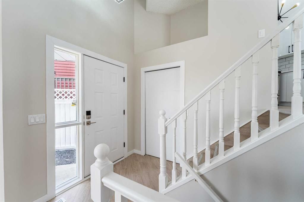 18 Falmere Way NE, Calgary — photo 5 of 39