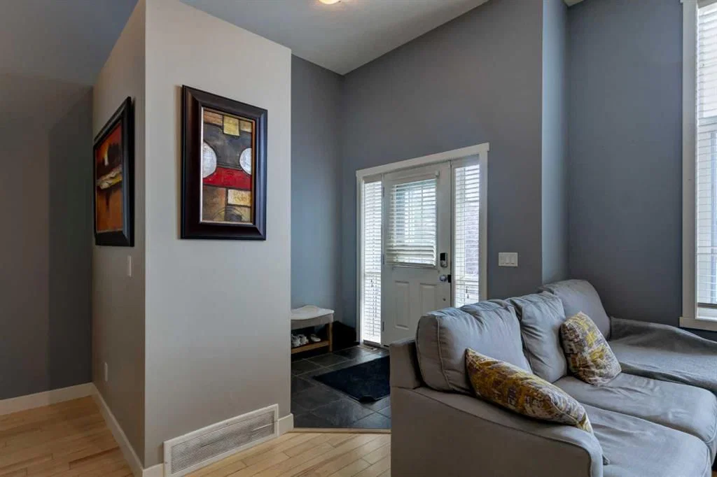 6 Elgin Meadows Road SE, Calgary — photo 3 of 36