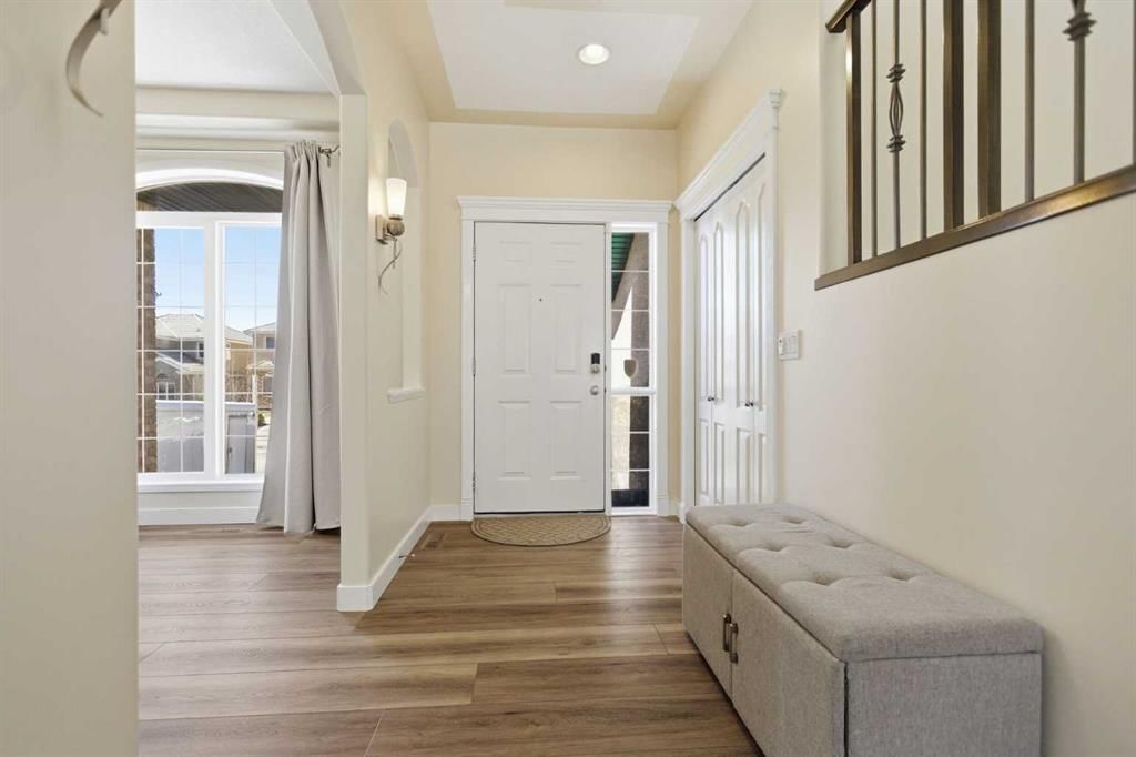 18 Royal Crest Way NW, Calgary — photo 4 of 50