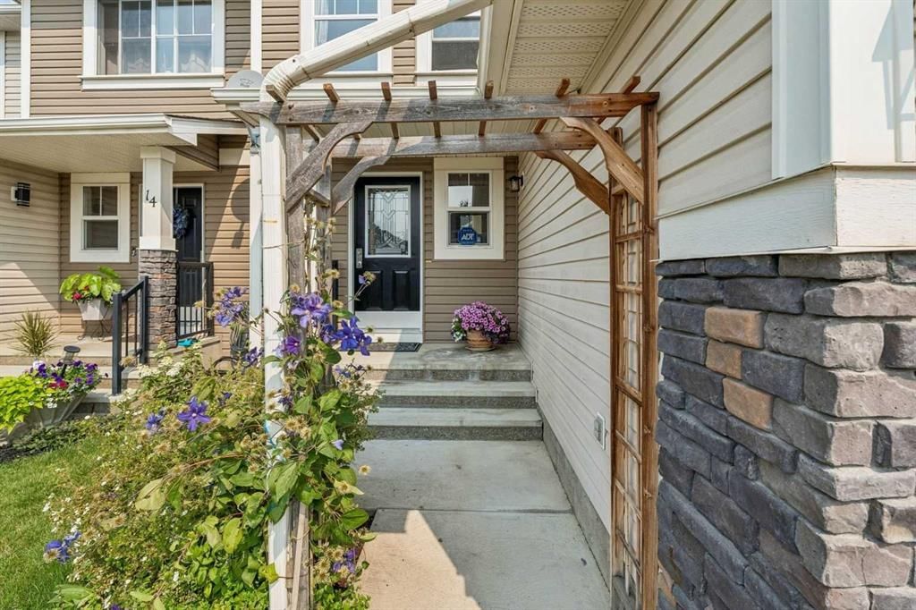 16 Cranberry Green SE, Calgary — photo 4 of 29