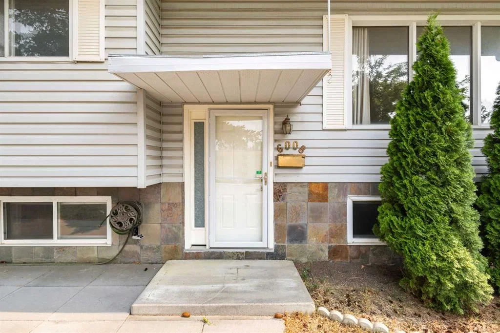 6008 DALGETTY Drive NW, Calgary — photo 2 of 42