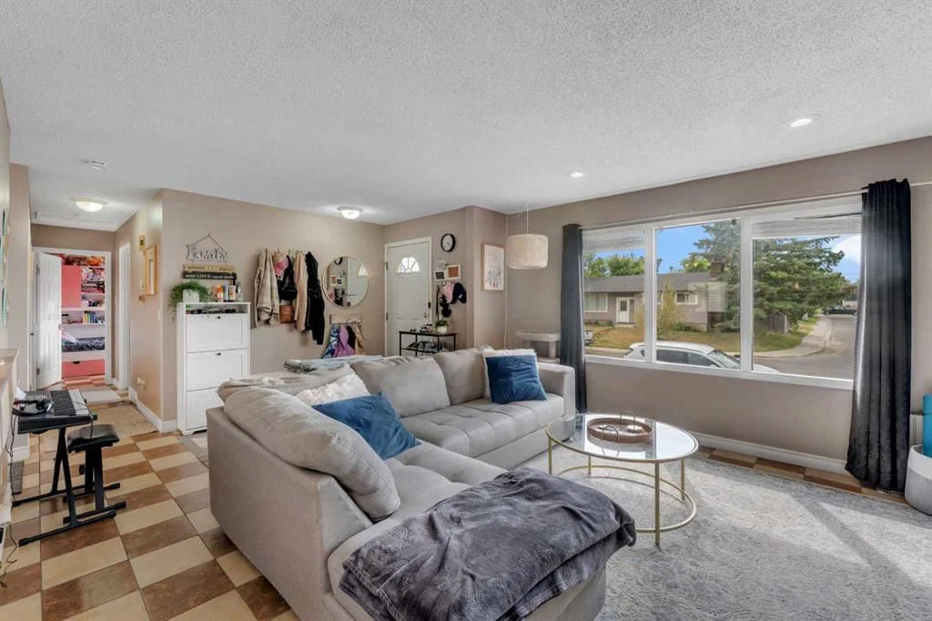 112 Penmeadows Close SE, Calgary — photo 5 of 39