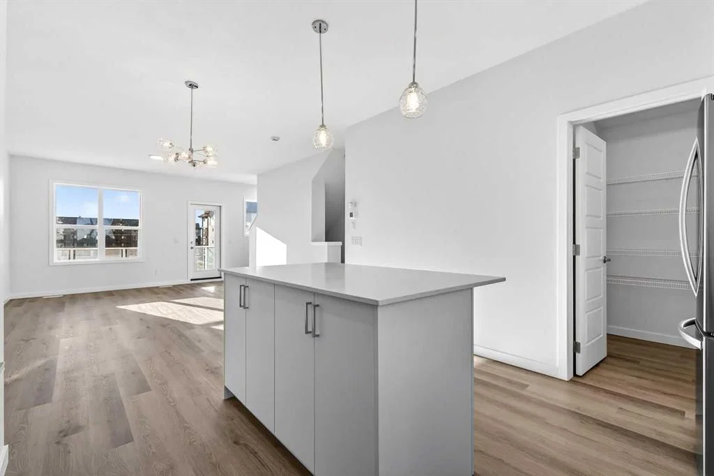 12 Hotchkiss Parade SE, Calgary — photo 4 of 15