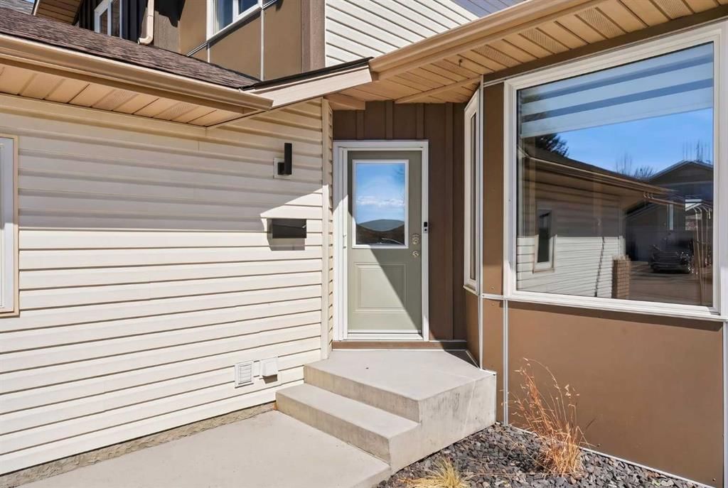 42 Sunvista Crescent SE, Calgary — photo 3 of 47