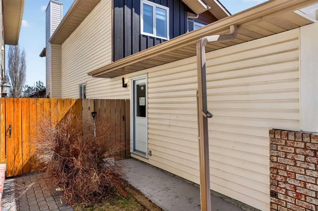 42 Sunvista Crescent SE, Calgary — photo 5 of 47