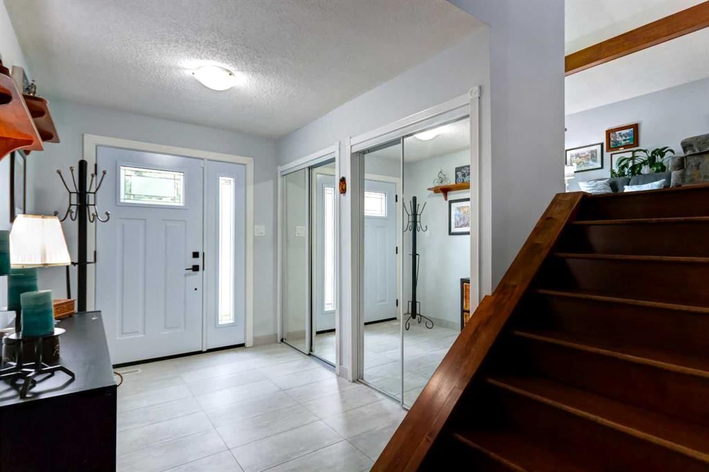 11112 Southdale Road SW, Calgary — photo 3 of 34