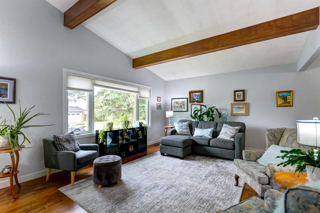 11112 Southdale Road SW, Calgary — photo 4 of 34