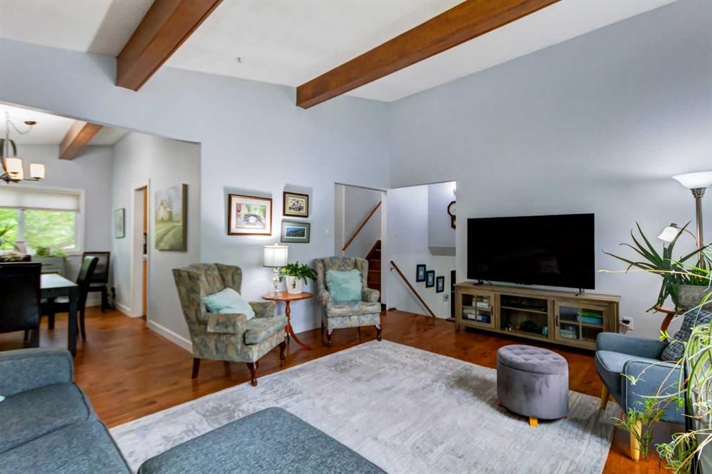11112 Southdale Road SW, Calgary — photo 5 of 34