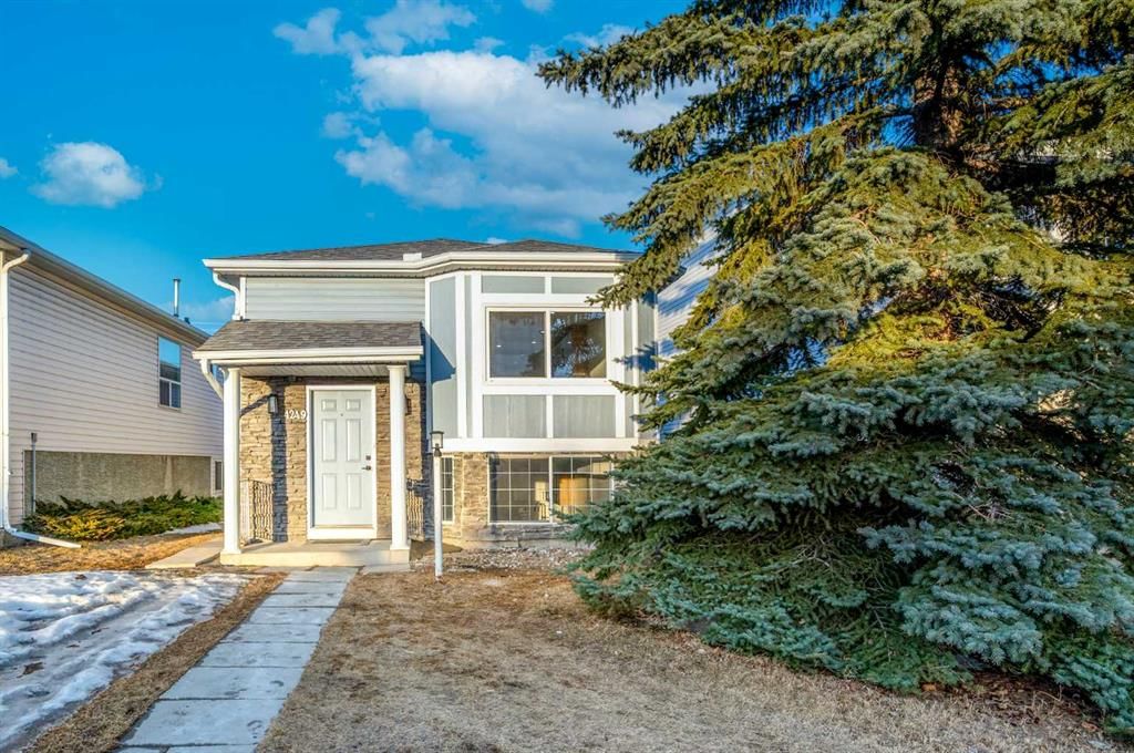 4249 Catalina Boulevard NE, Calgary — main listing photo