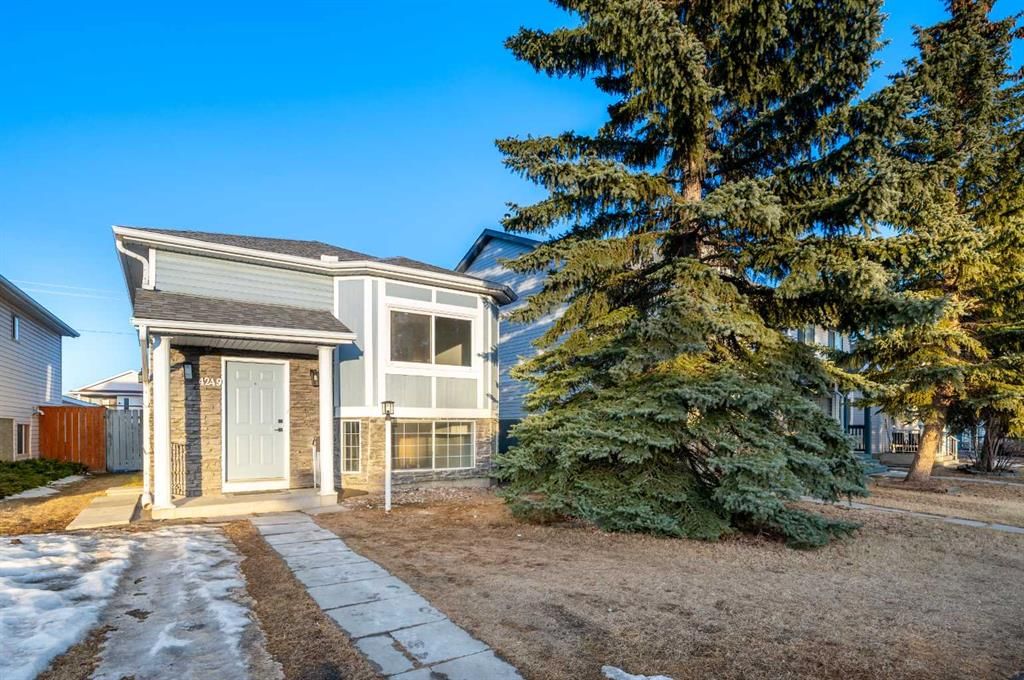 4249 Catalina Boulevard NE, Calgary — photo 2 of 33
