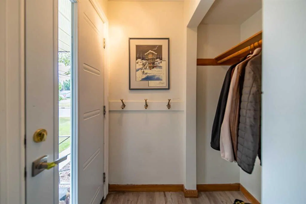 84 Waterloo Drive SW, Calgary — photo 3 of 43