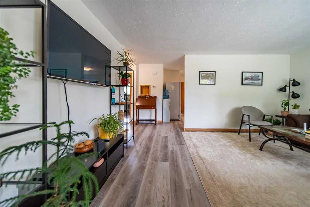 84 Waterloo Drive SW, Calgary — photo 4 of 43